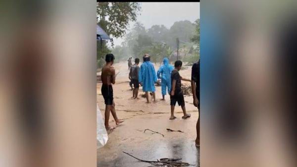 Air sungai arah ke Lembah Drsa Sungaibakar meluap