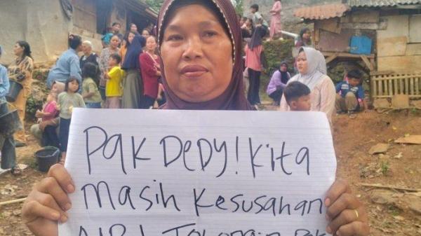 Warga Kampung Kiarajaya, Desa Margamulya, Kecamatan Telukjambe Barat, Kabupaten Karawang, menagih janji Gubernur Jawa Barat, Dedi Mulyadi. Mereka kesal ketika antre mengambil air bersih di sumur tengah area pemakaman pada Jumat (27/6/2025).