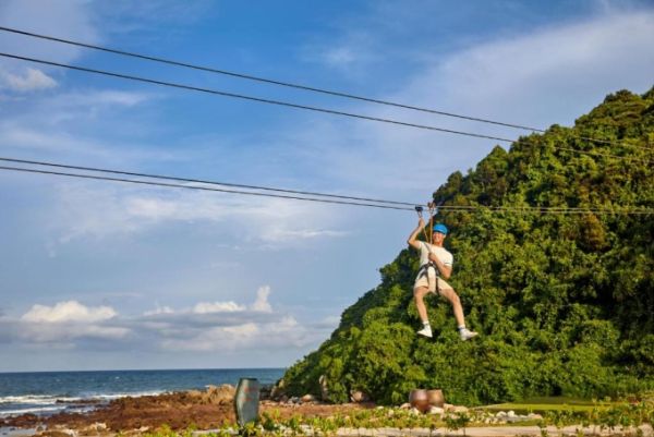 Trượt zipline trên đảo Quan Lạn. Ảnh: Booking