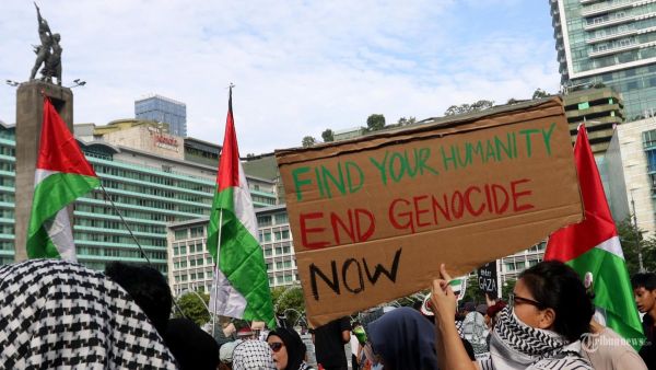 SOLIDARITY GAZA - Peserta aksi mengikuti long march Solidarity March with Global March to Gaza di kawasan Bundaran HI, Jakarta, Minggu (15/6/2025). Aksi tersebut sebagai bentuk solidaritas untuk gerakan Global March to Gaza yang bertepatan dengan ribuan warga lintas negara yang tengah bersiap memasuki wilayah Gaza untuk memberikan bantuan kepada rakyat Palestina yang mengalami krisis akibat blokade dari Israel. TRIBUNNEWS/IRWAN RISMAWAN
