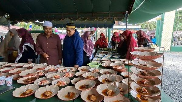 JAMUAN GRATIS-Jemaah Haul Ke-4 Abah Guru Kapuh beristirahat sambil menikmati jamuan gratis yang disediakan relawan dari Desa Sirih, Kecamatan Kalumpang, HSS, Sabtu (28/6/2025).