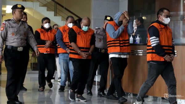 OTT KPK - Kepala Dinas PUPR Sumatera Utara (Sumut) Topan Obaja Putra Ginting (kiri) bersama Kepala UPTD Gn. Tua Dinas PUPR Sumut (kedua kanan), PPK Satker PJN Wilayah I Sumut Heliyanto (kanan), Direktur Utama PT DNG Akhirun Efendi Siregar (tengah) dan Direktur PT RN Rayhan Dulasmi Pilang (kedua kiri) mengenakan rompi tahanan usai menjalani pemeriksaan di Gedung Merah Putih KPK, Jakarta, Sabtu (28/6/2025). Komisi Pemberantasan Korupsi (KPK) resmi menetapkan Kepala Dinas Pekerjaan Umum dan Penataan Ruang (PUPR) Sumut Topan Obaja Putra Ginting atau Topan Ginting bersama empat orang lainnya usai terjaring operasi tangkap tangan (OTT)?terkait dugaan tindak pidana korupsi proyek pembangunan jalan di Dinas PUPR dan proyek-proyek di Satker PJN Wilayah 1 Sumut. TRIBUNNEWS/IRWAN RISMAWAN