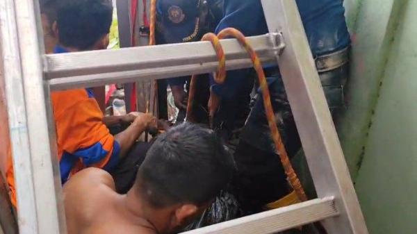 JATUH KE SUMUR - Evakuasi warga Gresik jatuh ke dalam sumur sedalam 35 meter, Sabtu (28/6/2025). Korban dalam kondisi selamat.