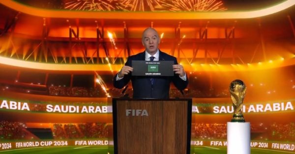 Gianni Infantino công bố Arab Saudi là nước chủ nhà World Cup năm 2034. Ảnh: FIFA