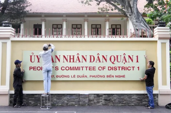 Trụ sở quận 1, TP.HCM đã đổi bảng tên thành phường Sài Gòn - Ảnh 1.