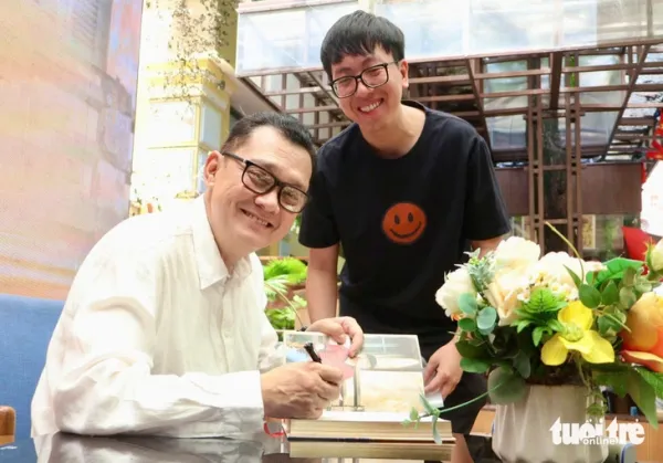 Cuốn sách mọn dâng lên má Ba bởi chuyện đời tôi bắt đầu từ Thanh Nga cô nương - Ảnh 1. Hữu Châu - Ảnh 1.