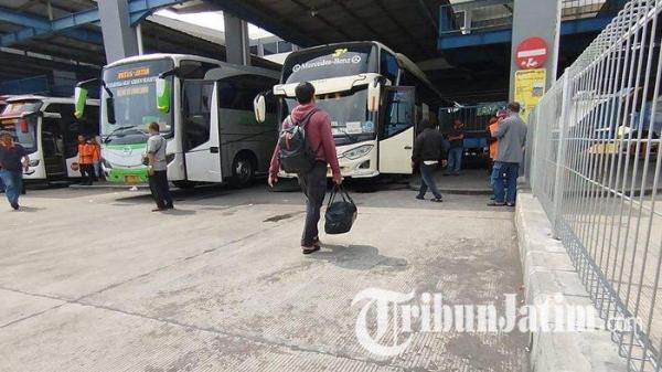 PENGEROYOKAN - Titik jalur keberangkatan bus di Terminal Arjosari Malang yang menjadi lokasi kejadian pengeroyokan saat didatangi TribunJatim.com, Jumat (27/6/2022). Diketahui, seorang anggota TNI menjadi korban pengeroyokan orang tak dikenal saat berada di jalur keberangkatan bus Terminal Arjosari Malang.
