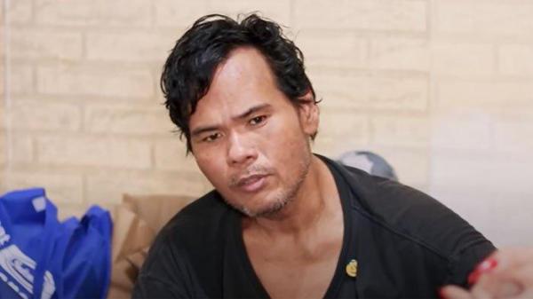 HIDUP SENDIRIAN - Artis Fahmi Bo tak pernah keluar rumah selama setahun. Ia hidup sendiri tanpa keluarga. Makanpun dari tetangga kosnya, Sabtu (28/6/2025).