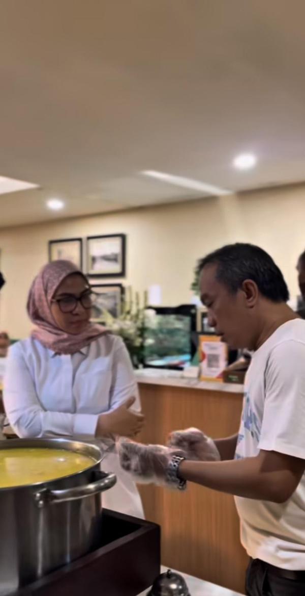 SANTAP MAKANAN- Wali Kota Banjarbaru Erna Lisa Halaby saat  mengunjungi dan menyantap makanan Soto Banjar Bang Suhai, Soto khas Kalimantan Selatan yang ada di Jakarta, Jumat (27/6/2025).