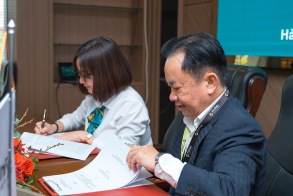 Trinh Thi Thu Trang (L), Deputy Director of BIDV Thang Long Branch, and Nguyen Tuyen, CEO of Finfan, Sign The Mou. Photo Courtesy of Finfan