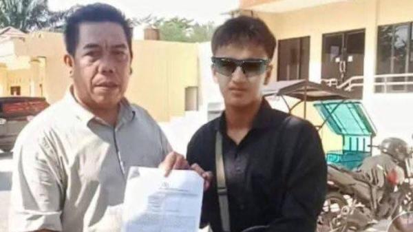 korban penganiayaan oleh oknum kades saat berada di Mapolres Ogan Ilir