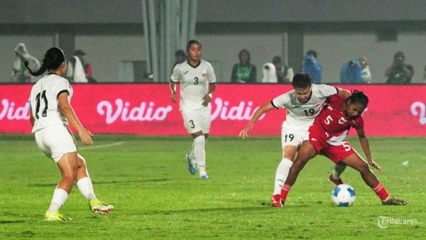 KUALIFIKASI PIALA ASIA PUTRI - Timnas Putri Indonesia Yumanda berebut bola dengan tim Kirgastan saat laga Kualifikasi Piala Asia Putri 2026 di Stadion Indomilk Arena, Tangerang, Banten, Minggu (29/6/2025). Tribunnews/Jeprima