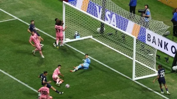 Soccer Football - FIFA Club World Cup - Round of 16 - Paris St Germain v Inter Miami CF - Mercedes-Benz Stadium, Atlanta, Georgia, U.S. - June 29, 2025 Paris St Germain's Achraf Hakimi scores their fourth goal REUTERS/Amanda Perobelli