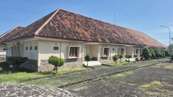 SEKOLAH RAKYAT - Gedung sementara Sekolah Rakyat di Ponorogo, Jalan Trunojoyo, Kelurahan Tambakbayan, Ponorogo, Jatim, Minggu (29/6/2025). 125 calon siswa Sekolah Rakyat (SR) di Ponorogo telah diumumkan. Namun calon gedung yang akan ditempati sekolah rakyat sementara yaitu di gedung sentra industri kecil menengah (IKM) belum ada tanda-tanda dilakukan renovasi. (