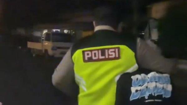 MENGAMANKAN PESILAT - PolisiTertabrak Konvoi Pesilat Penggembira Sah-sahan, Seorang Ibu di Tulungagung Meninggal Dunia dari Polsek Sumbergempol mengamankan AEP (19) massa konvoi pesilat yang menyebabkan kecelakaan lalu lintas dan menewaskan Nafiatul Khozimah (44) di Desa Podorejo, Kecamatan Sumbergempol, Kabupaten Tulungagung, Jawa Timur, Minggu (29/6/2025) malam. AEP adalah bagian massa penggembira pengesahan anggota baru PSHT di Tulungagung.