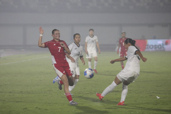 Pemain Timnas wanita Indonesia Felicia Victoria De Zeeuw berebut bola dengan pemain Timnas wanita Kirgizstan Nargiam Turalieva dalam pertandingan grup D Kualifikasi Piala Asia Wanita 2026 di Indomilk Arena, Tangerang, Banten, Minggu (29/6/2025). Foto: Dicky Adam Sidiq/kumparan