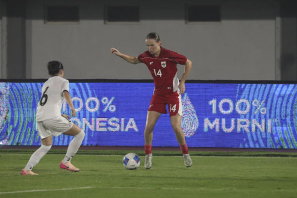 Pemain Timnas wanita Indonesia Isa Guusje Warps berusaha melewati pemain Timnas wanita Kirgizstan Adelaida Myrzalieva dalam pertandingan grup D Kualifikasi Piala Asia Wanita 2026 di Indomilk Arena, Tangerang, Banten, Minggu (29/6/2025). Foto: Dicky Adam Sidiq/kumparan