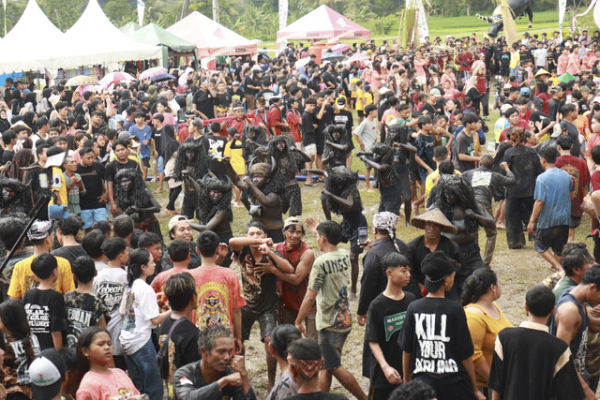 Tradisi Keboan Aliyan di Banyuwangi, Warga kerasukan leluhur layaknya Kerbau. Foto: Dok. kumparan