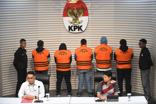 Lima tersangka kasus dugaan korupsi proyek pembangunan jalan di Dinas PUPR dan preservasi jalan di Satuan Kerja Pelaksanaan Jalan Nasional (PJN) Wilayah I Sumatera Utara dihadirkan dalam konferensi pers penetapan dan penahanan tersangka di KPK. Foto: ANTARA FOTO/Indrianto Eko Suwarso