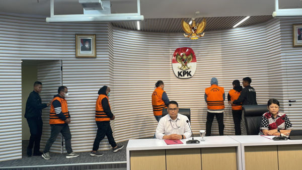 Konferensi pers penetapan lima orang tersangka kasus korupsi pengadaan proyek jalan di Dinas PUPR Sumut dan Satker PJN Wilayah 1 Sumut, di Gedung Merah Putih KPK, Jakarta, Sabtu (28/6/2025). Foto: Fadhil Pramudya/kumparan