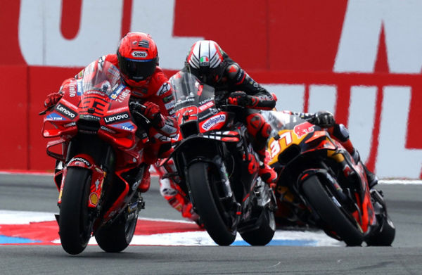 Marc Marquez dibuntuti Marco Bezzechi dan Pedro Acosta saat balapan utama MotoGP Belanda 2025 di Sirkuit Assen, Minggu (29/6) malam WIB. Foto: REUTERS/Yves Herman