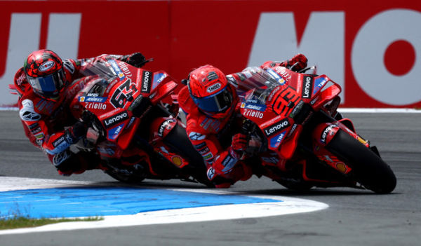 Marc Marquez dibuntuti Francesco Bagnaia saat balapan utama MotoGP Belanda 2025 di Sirkuit Assen, Minggu (29/6) malam WIB. Foto: REUTERS/Yves Herman