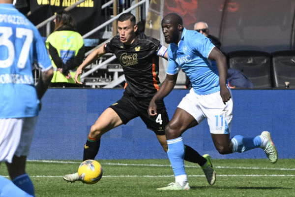 Pemain Venezia Jay Idzes berusaha melewati pemain Napoli Romelu Lukaku dalam pertandingan Serie A Liga Italia di Stadion Pier Luigi de Penzo, Venice, Italia, Minggu (16/3/2025). Foto: ANDREA PATTARO / AFP