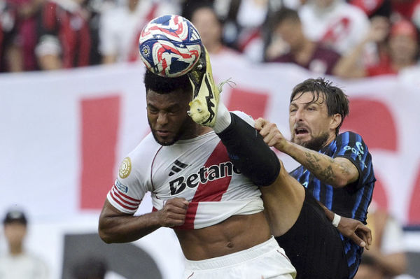 Pemain Inter Milan Francesco Acerbi berebut bola dengan pemain River Plate Miguel Borja pada pertandingan grup E Piala Dunia Antarklub di Stadion Lumen Field, Washington, Amerika Serikat, Rabu (26/6/2025). Foto: Juan Mabromata/AFP
