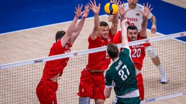 PEVOLI POLANDIA VNL - Outside Hitter Polandia, Michal Gierzot #27 melakukan spike ketika berhadapan dengan Turki dalam gelaran VNL 2025 putra pekan pertama di Xi'an, China, pada 14 Juni 2025. (Foto: Volleyballworld).