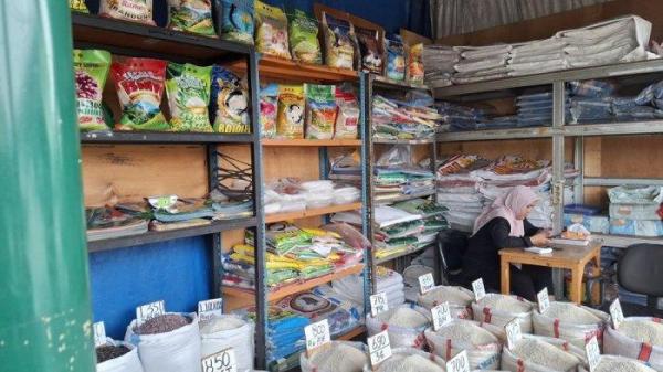 BERAS - Tumpukan beras di toko NJ, di Pasar Induk Beras Cipinang, Jakarta Timur, Rabu (25/6/2025). Beras disimpan dalam karung-karung ukuran besar sebelum dijual kepada konsumen. (Ibriza/Tribunnews)