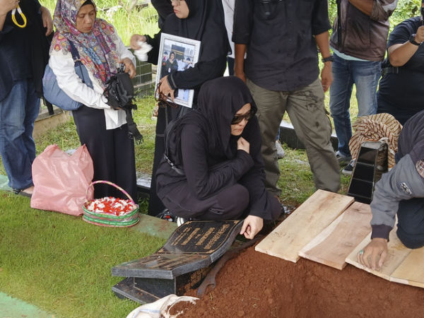 Prosesi pemakaman ibunda Mita The Virgin di TPU Tanah Kusir, Jakarta Selatan, Sabtu (28/6/2025). Foto: Vincentius Mario/kumparan