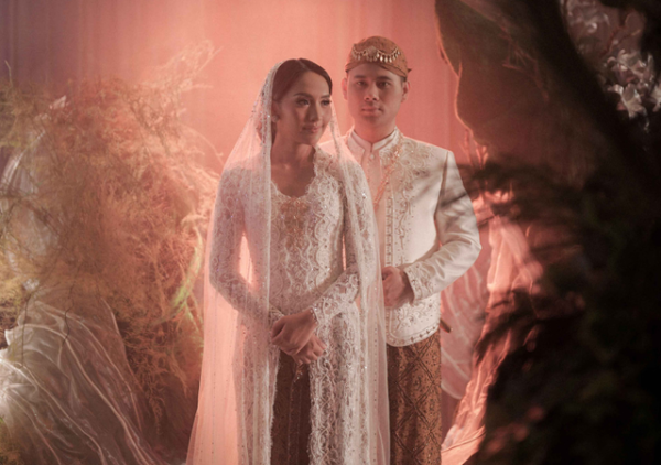 Ada acara fashion show desainer yang memperlihatkan busana pengantin yang elegan. Foto: The Ritz-Carlton Jakarta, Pacific Place