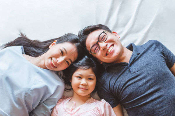 Ilustrasi pasangan yang punya prinsip sama dalam mendidik anak. Foto: Nattakorn_Maneerat/Shutterstock