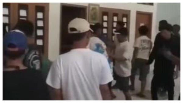 Aksi perusakan tempat ibadah diduga Gereja Kristen terjadi di Sukabumi, Jawa Barat, dan viral di media sosial. Berdasarkan unggahan, peristiwa ini terjadi pada Jumat (27/6/2025).