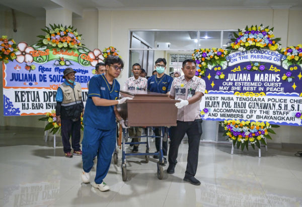 Petugas medis memindahkan peti jenazah pendaki Gunung Rinjani berkewarganegaraan Brazil Juliana Marins ke mobil ambulans untuk dibawa ke Bali, di Rumah Sakit Bhayangkara Polda NTB di Mataram, NTB, Kamis (26/6/2025). Foto: Ahmad Subaidi/ANTARA FOTO