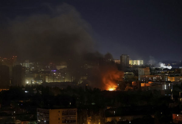 Api dan asap terlihat di kota setelah serangan pesawat tak berawak dan rudal Rusia, di tengah serangan Rusia ke Ukraina, di Kiev, Ukraina, Senin (23/6/2025). Foto: Gleb Garanich/REUTERS