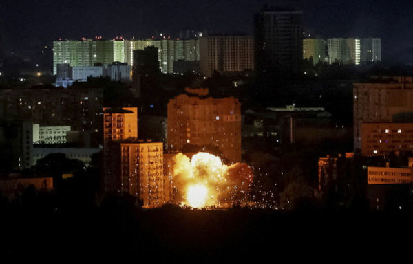 Sebuah ledakan dari sebuah pesawat tak berawak terlihat saat serangan pesawat tak berawak dan rudal Rusia, di tengah serangan Rusia ke Ukraina, di Kiev, Ukraina, Senin (23/6/2025). Foto: Gleb Garanich/REUTERS