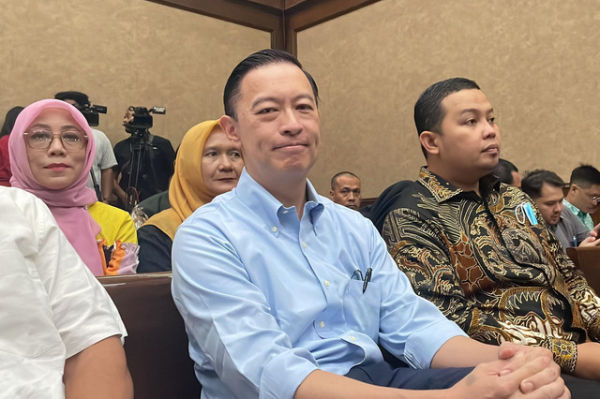 Eks Menteri Perdagangan Thomas Trikasih Lembong atau Tom Lembong, jelang diperiksa sebagai saksi kasus dugaan importasi gula, dengan terdakwa eks Direktur Pengembangan Bisnis PT PPI, Charles Sitorus, di Pengadilan Tipikor Jakarta, Senin (30/6/2025). Foto: Fadhil Pramudya/kumparan