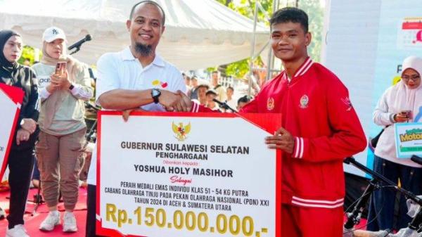  Gubernur Sulsel, Andi Sudirman Sulaiman (kiri) saat menyerahkan secara simbolis bonus kepada Joshua Holy Masihor, atlet tinju peraih medali emas pada PON XXI di Banda Aceh, Aceh dan Medan, Sumatera Utara, 2024. Bonus diserahkan di sela acara jalan sehat Sulsel Anti Mager, di Rujab Gubernur Sulsel, Jl Jenderal Sudirman, Makassar, Sulsel, Jumat (27/6/2025), kemarin, atau selang 9 bulan usai PON digelar.