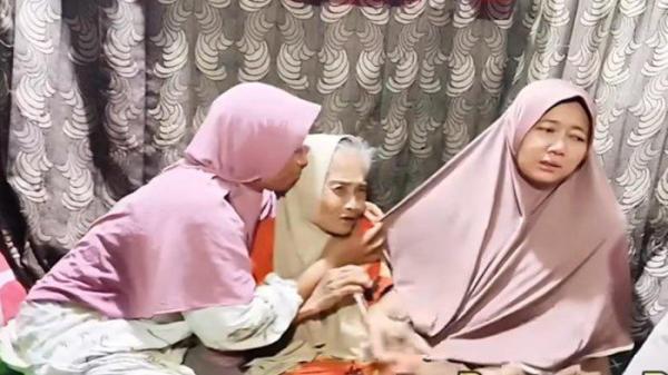 Kedua anak Mbah Nasikah tampak memeluk Ibunda setelah viral dituduh membuang ke panti jompo, Minggu (29/6/2025). (YouTube/PURNOMO BELAJAR BAIK)