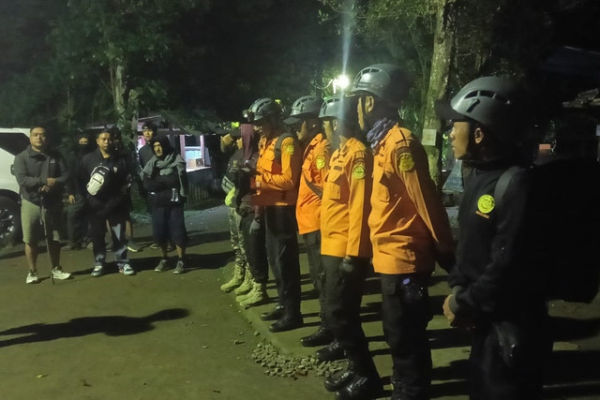 Proses pencarian 4 remaja tersesat di Gunung Batukaru, Bali. Foto: Basarnas