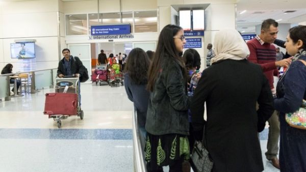 Perempuan berhijab di bandara New York Foto: Reuters/Laura Buckman