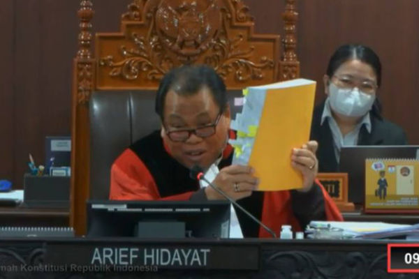 Hakim MK, Arief Hidayat mengangkat dokumen permohonan Partai Golkar di sidang sengketa Pileg 2024, Senin (13/5/2024).  Foto: Dok. MKRI