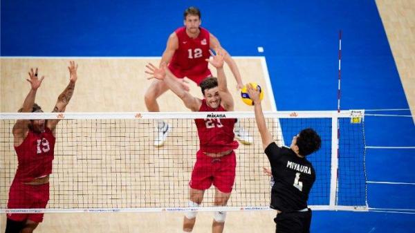 Kento Miyaura (jersey hitam) melepaskan spike pada pertandingan Jepang hadapi Amerika Serikat di VNL 2024 yang berlangsung di Manila, Filipina, Minggu (23/6/2024).