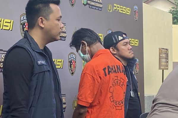 Tampak belakang pelaku pembakaran rumah di Petukangan Utara dalam rilis pengungkapan kasus pembakaran secara sengaja, di Polsek Pesanggrahan, Kamis (12/6/2025).