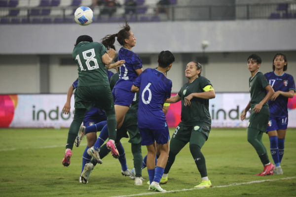 Sejumlah pemain Timnas Wanita China Taipei berduel dengan pemain Timnas Wanita Pakistan pada pertandingan grup D Kualifikasi Piala Asia Wanita 2026 di Indomilk Arena, Tangerang, Banten, Minggu (29/6/2025). Foto: Dicky Adam Sidiq/kumparan