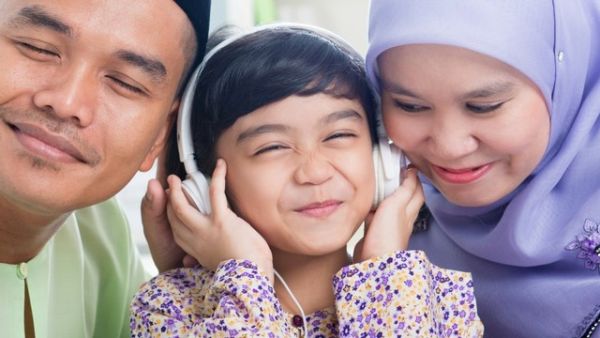 Ilustrasi anak mendengarkan musik. Foto: Shutter Stock