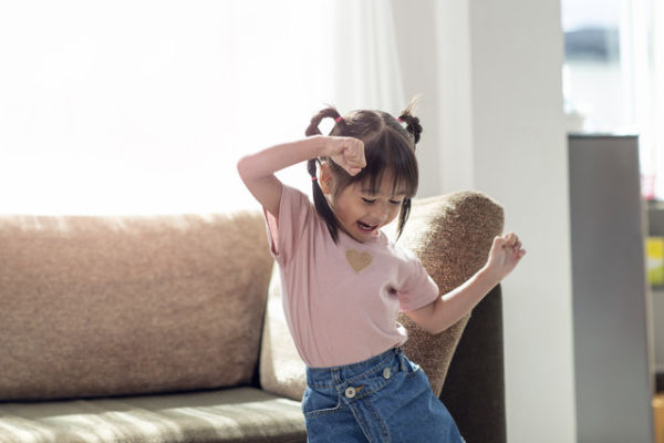 Ilustrasi Anak mendengarkan musik. Foto: surachet khamsuk/Shutterstock