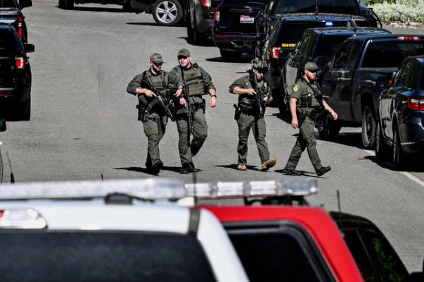 Polisi dan petugas pemadam kebakaran di Gunung Canfield di Coeur d'Alene, Idaho, AS, Minggu (29/6/2025). Foto: Kathy Plonka/The Spokesman-Review via AP