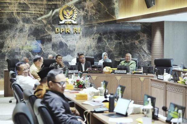 DPR RI menggelar rapat konsultasi terkait putusan MK soal UU Pemilu bersama Pemerintah dalam hal ini Menteri Dalam Negeri dan wakilnya, Menteri Sekretaris Negara, Menteri Hukum, dan Lembaga juga Badan Negara terkait lainnya. Foto: Instagram/ @sufmi_dasco